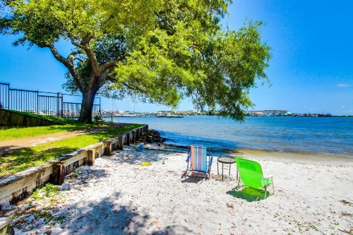 Pirates' Bay Marina - image 7