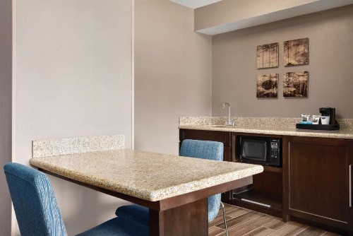 Hampton Inn & Suites Fort Wayne-North - image 21