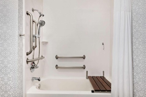 Hampton Inn & Suites Fort Wayne-North - image 9