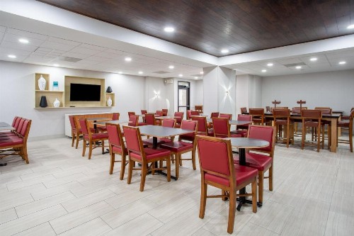 Holiday Inn Express Hotel & Suites Fort Wayne an IHG Hotel - image 28