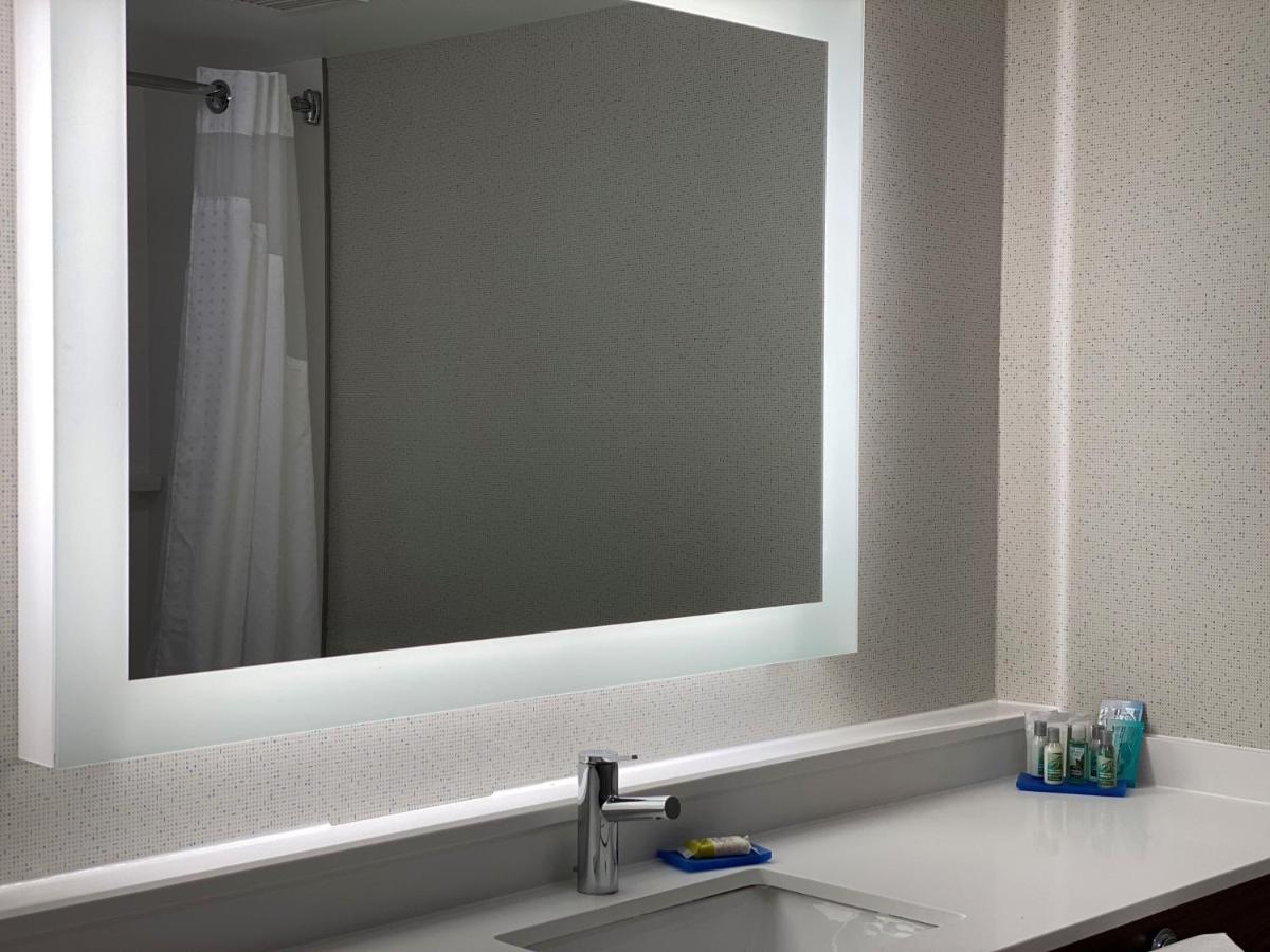 Holiday Inn Express Hotel & Suites Fort Wayne an IHG Hotel - image 4