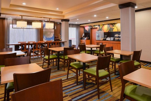 Fairfield Inn and Suites by Marriott Fort Wayne - image 18