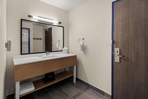 Comfort Inn near I-69 and Washington Center Road - image 6