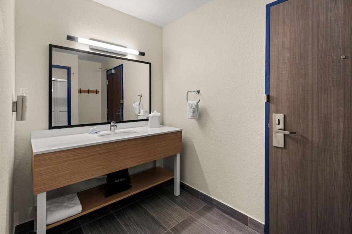 Comfort Inn near I-69 and Washington Center Road - image 6