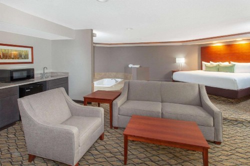 Wyndham Garden Fort Wayne - image 10