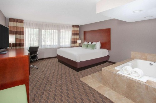 Wyndham Garden Fort Wayne - image 8