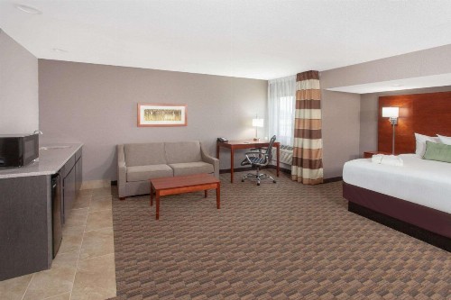 Wyndham Garden Fort Wayne - image 9