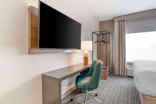 Comfort Suites South - image 7