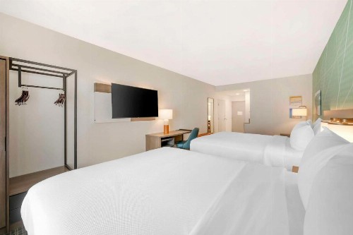 Comfort Suites South - image 9