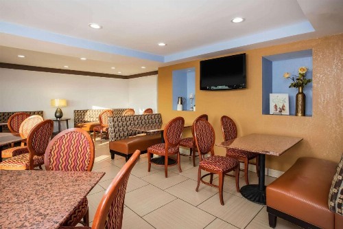 Travelodge by Wyndham Fort Wayne North - image 15