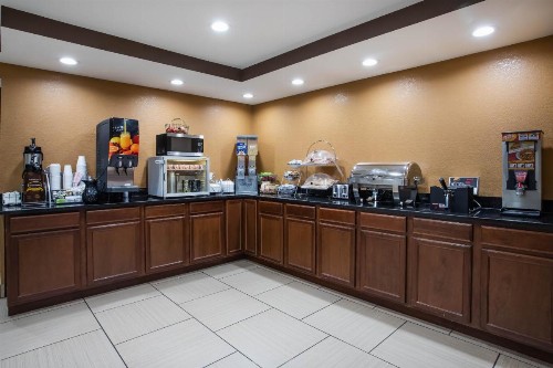 Travelodge by Wyndham Fort Wayne North - image 5