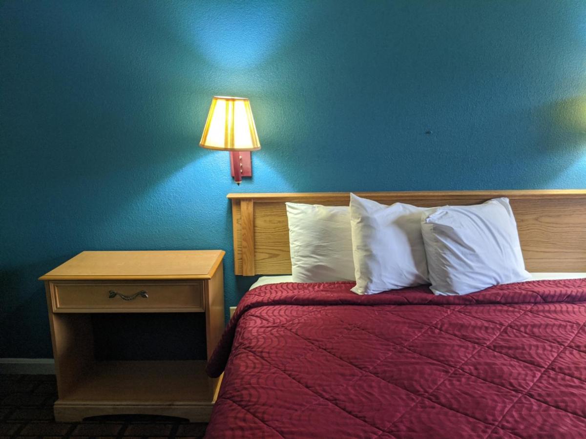 Executive Inn - image 6