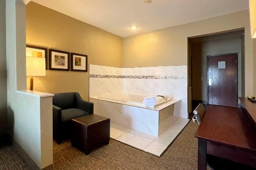 Comfort Suites North Fort Wayne - image 9