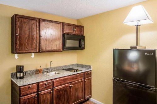 Suburban Extended Stay Hotel Fort Wayne - image 9