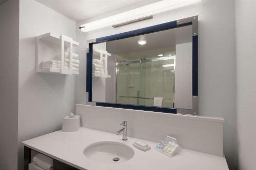 Hampton Inn & Suites Fort Wayne Downtown - image 27