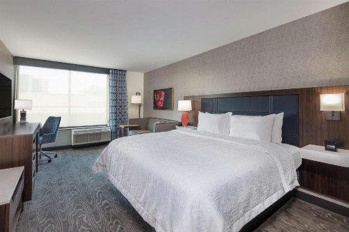 Hampton Inn & Suites Fort Wayne Downtown - image 28