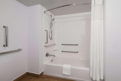 Hampton Inn & Suites Fort Wayne Downtown - image 37