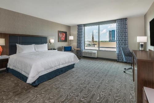 Hampton Inn & Suites Fort Wayne Downtown - image 47