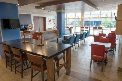 Holiday Inn Express & Suites - Fort Wayne North an IHG Hotel - image 10