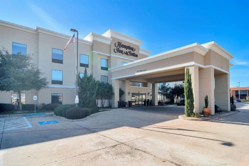 Hampton Inn & Suites Fort Worth-Fossil Creek - image 1
