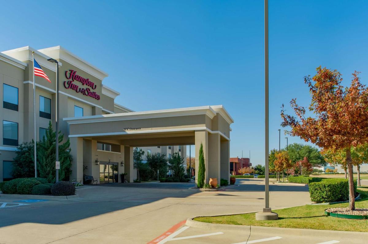 Hampton Inn & Suites Fort Worth-Fossil Creek - image 2