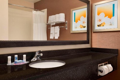 Fairfield Inn & Suites Fort Worth University Drive - image 12