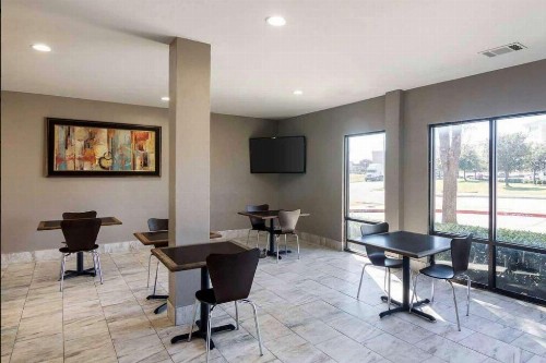 Days Inn by Wyndham Fort Worth North / Fossil Creek - image 3