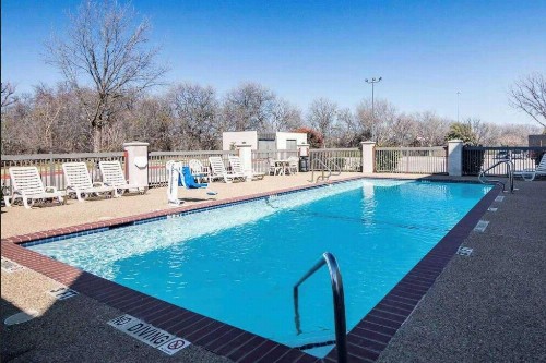 Days Inn by Wyndham Fort Worth North / Fossil Creek - image 4
