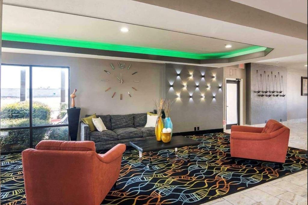 Days Inn by Wyndham Fort Worth North / Fossil Creek - image 5