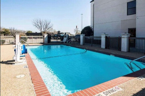 Days Inn by Wyndham Fort Worth North / Fossil Creek - image 7