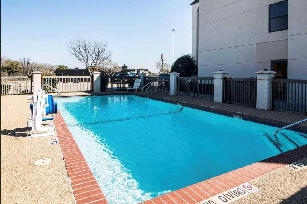 Days Inn by Wyndham Fort Worth North / Fossil Creek - image 7