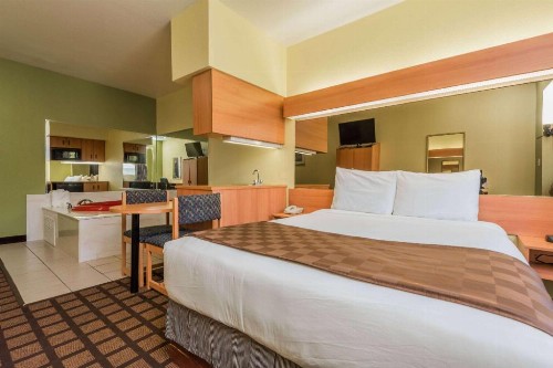 Microtel Inn & Suites by Wyndham Ft. Worth North/At Fossil - image 12
