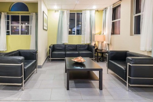 Microtel Inn & Suites by Wyndham Ft. Worth North/At Fossil - image 2