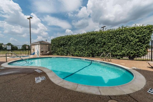 Microtel Inn & Suites by Wyndham Ft. Worth North/At Fossil - image 4