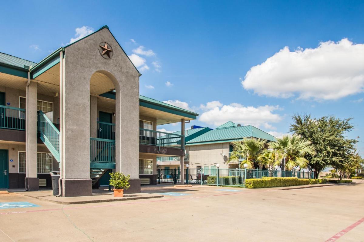 Americas Best Value Inn Fort Worth - image 3