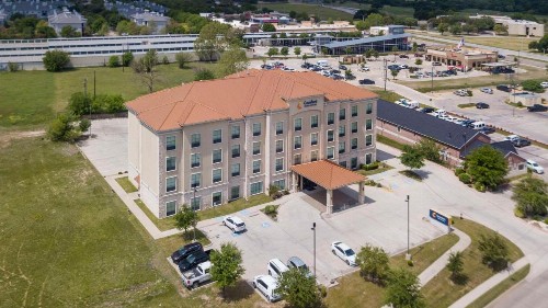 Comfort Inn & Suites - image 11