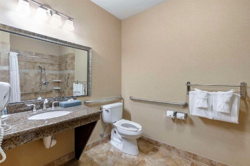 Comfort Inn & Suites - image 14