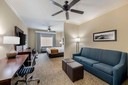 Comfort Inn & Suites - image 19