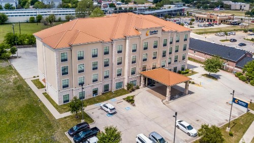 Comfort Inn & Suites - image 24
