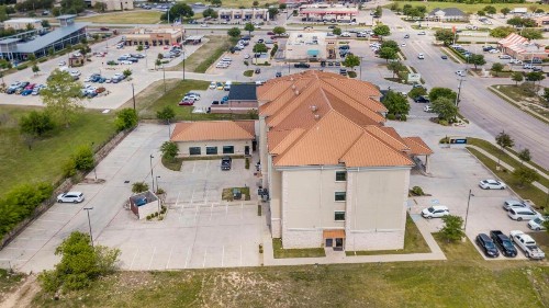 Comfort Inn & Suites - image 3
