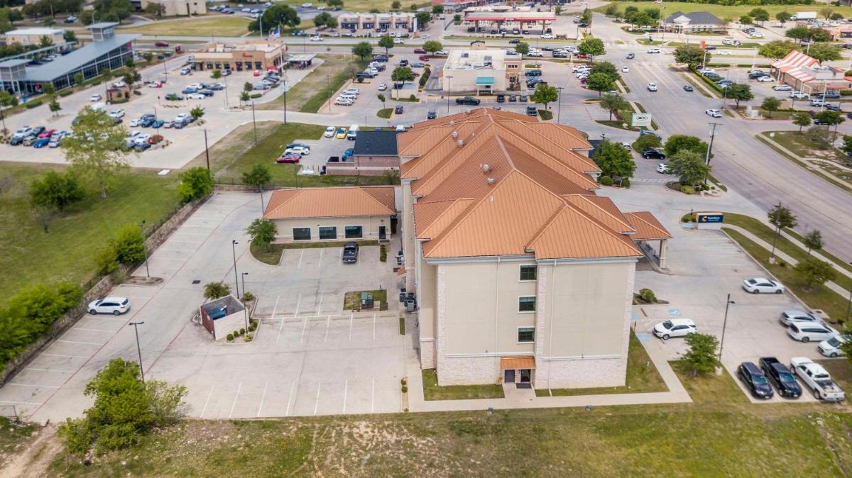 Comfort Inn & Suites - image 3