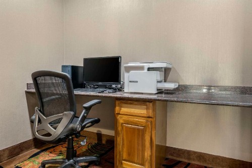 Comfort Inn & Suites - image 4