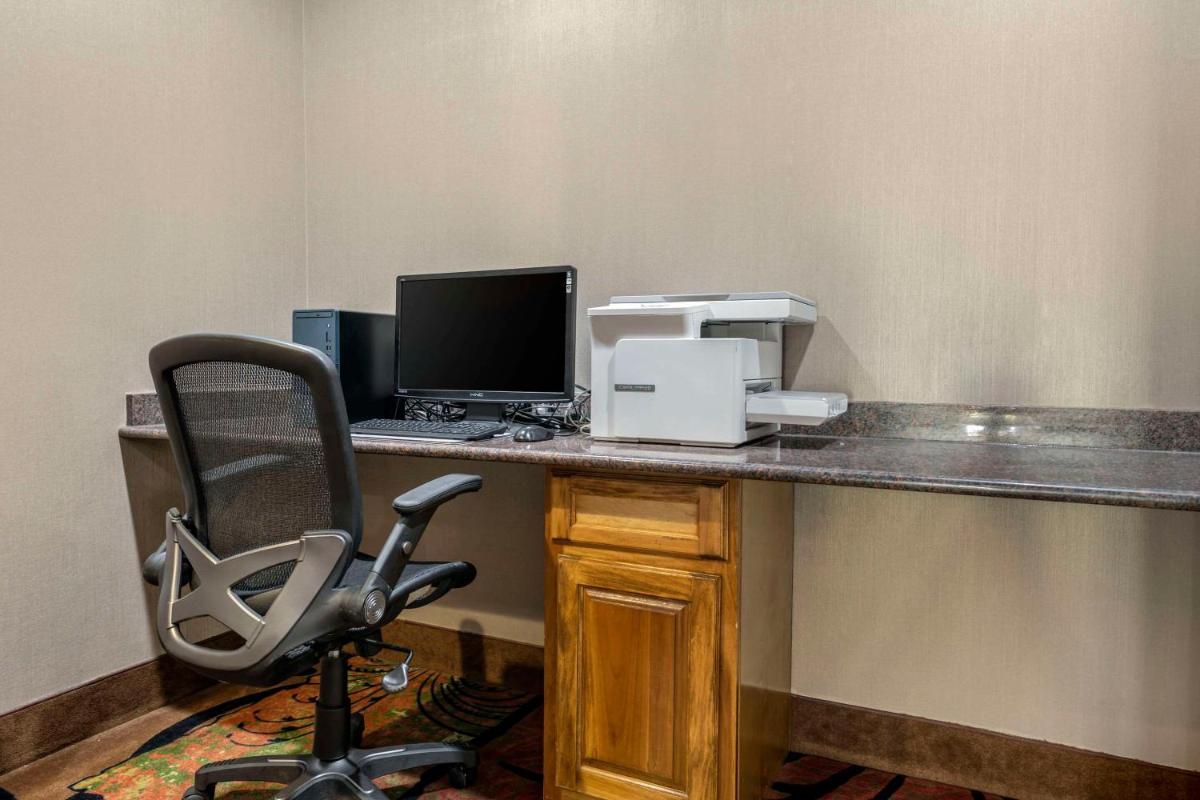 Comfort Inn & Suites - image 4