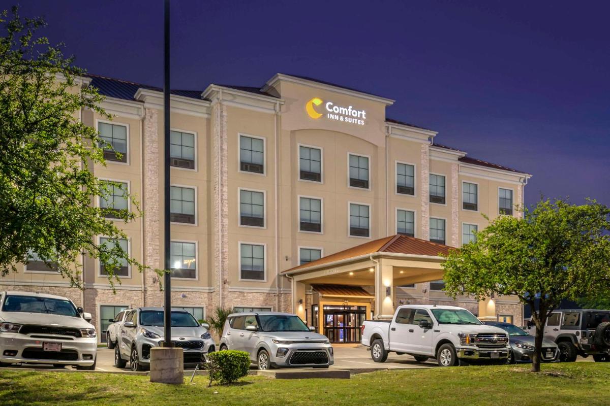 Comfort Inn & Suites - image 5