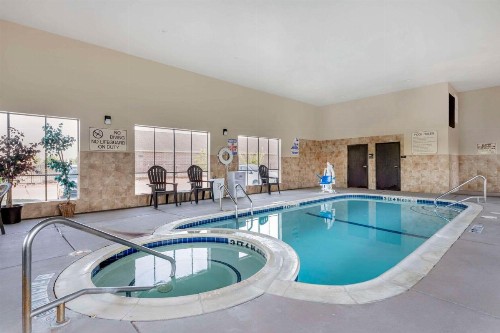 Comfort Inn & Suites - image 9
