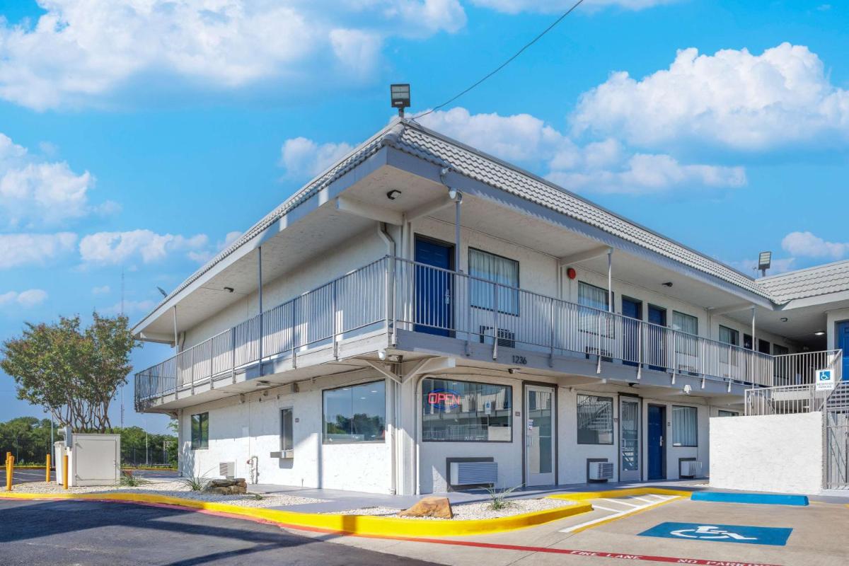 OYO Hotel Fort Worth East Gateway Ball Park - main image
