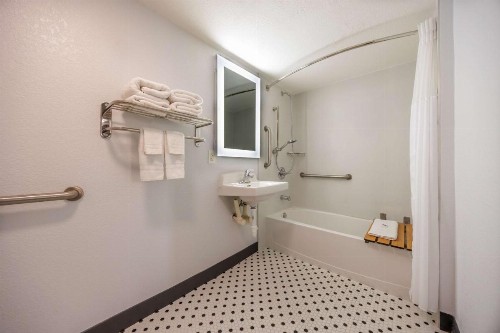 OYO Hotel Fort Worth East Gateway Ball Park - image 19