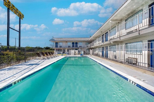 OYO Hotel Fort Worth East Gateway Ball Park - image 2
