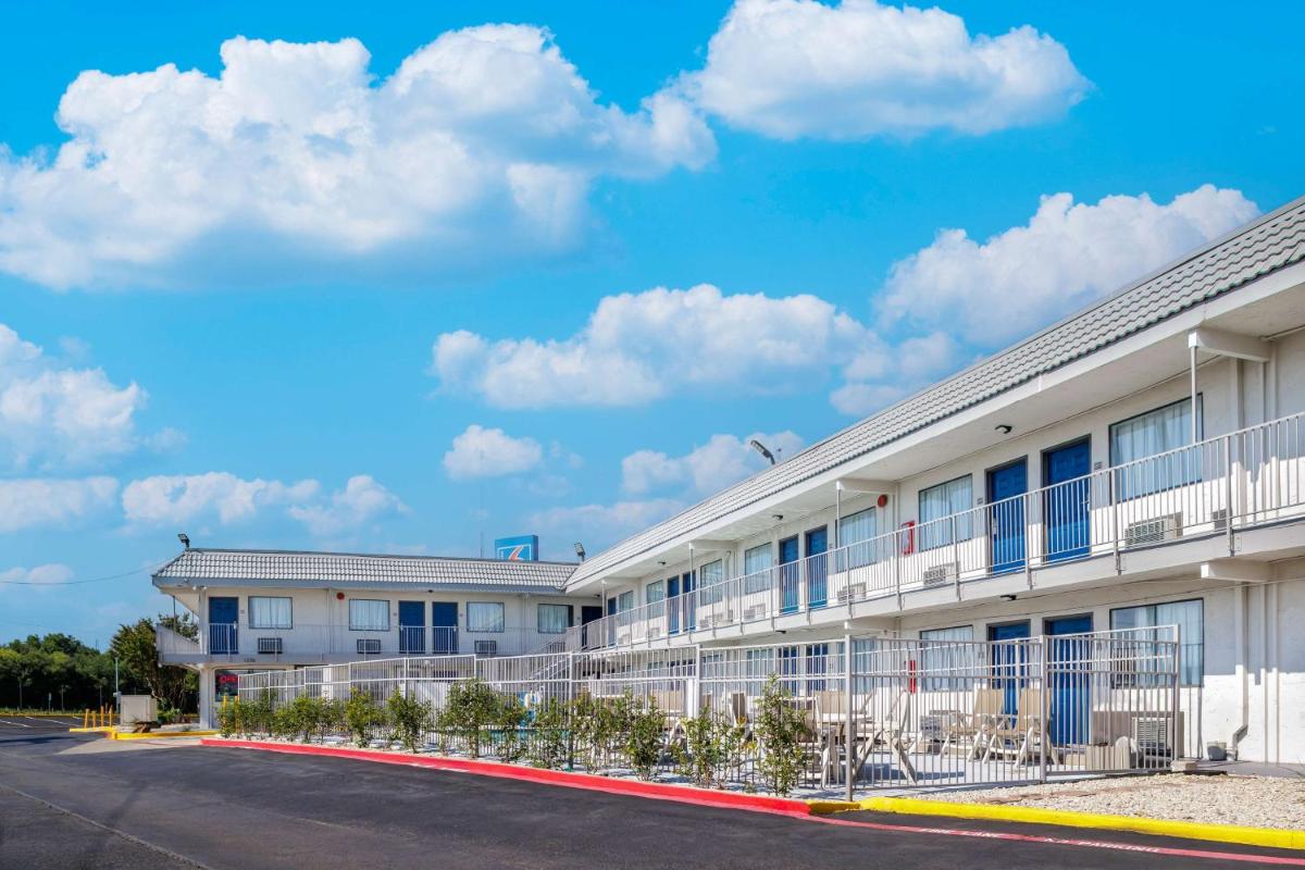 OYO Hotel Fort Worth East Gateway Ball Park - image 3