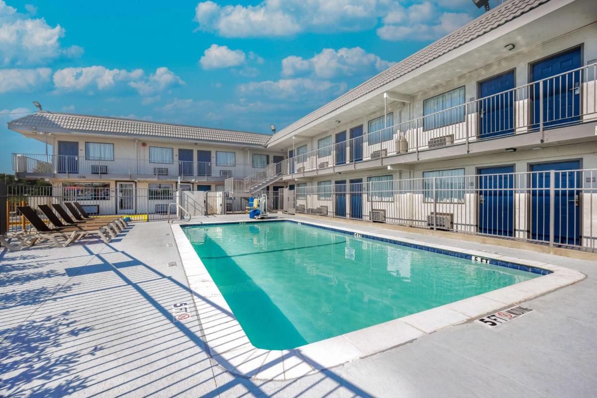 OYO Hotel Fort Worth East Gateway Ball Park - image 4